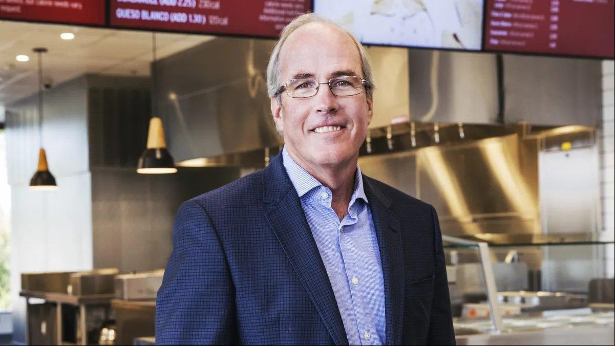 El nuevo fichaje de Elon Musk para reflotar Tesla: Jack Hartung, un directivo jubilado de una cadena de comida mexicana y ex de McDonald’s