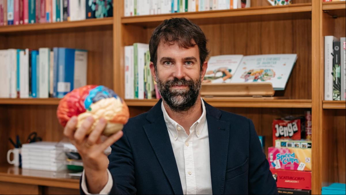 Rafa Guerrero, psicoterapeuta: “Si un hijo solo se enfada con su madre, significa que es su puerto seguro, le confía cómo se siente la rabia y, por tanto, es una privilegiada”