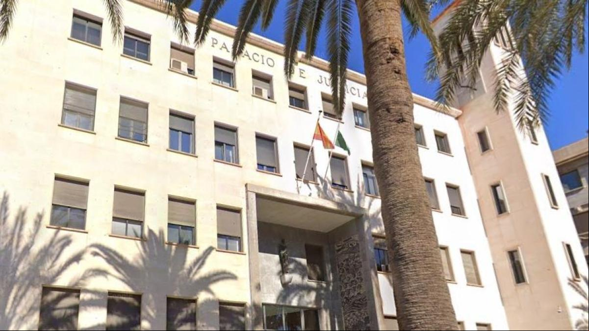 Diez investigados, entre ellos dos policías, por prostituir a cinco menores en Almería