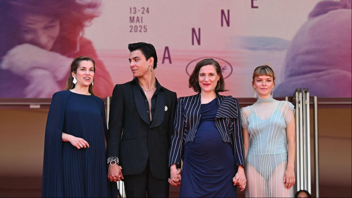 Carla Simón causa sensación en Cannes con Romería, un homenaje a sus padres fallecidos de sida