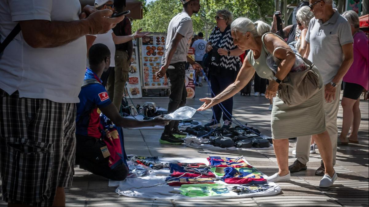 Los vendedores ambulantes toman posiciones a la búsqueda de turistas en el centro de Barcelona