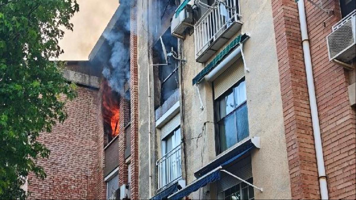 Cinco hospitalizados por el aparatoso incendio en un tercer piso de Sabadell