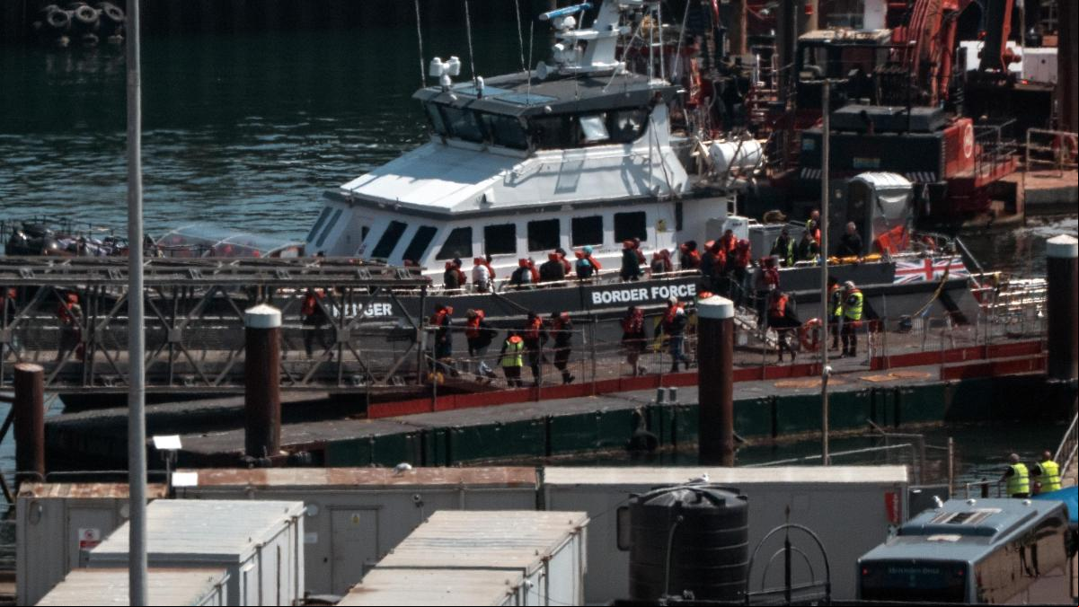 El Reino Unido consigue reducir la inmigración a la mitad en un año El Reino Unido consigue reducir la inmigración a la mitad en un año