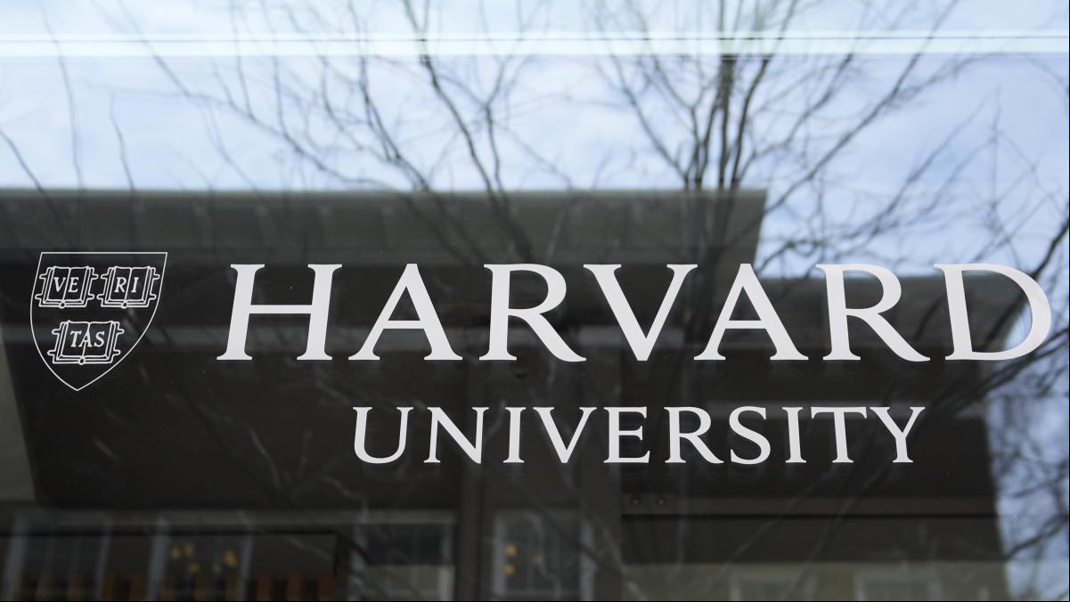 La Casa Blanca suspende el programa de matriculación de extranjeros en Harvard La Casa Blanca suspende el programa de matriculación de extranjeros en Harvard