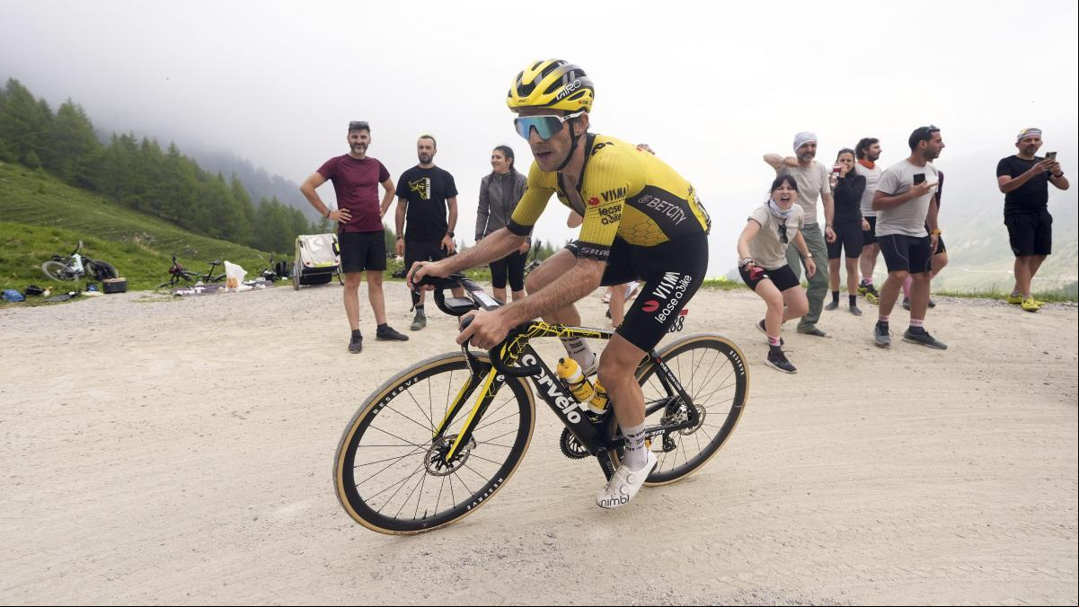Simon Yates, un ave fénix de rosa en el Colle delle Finestre