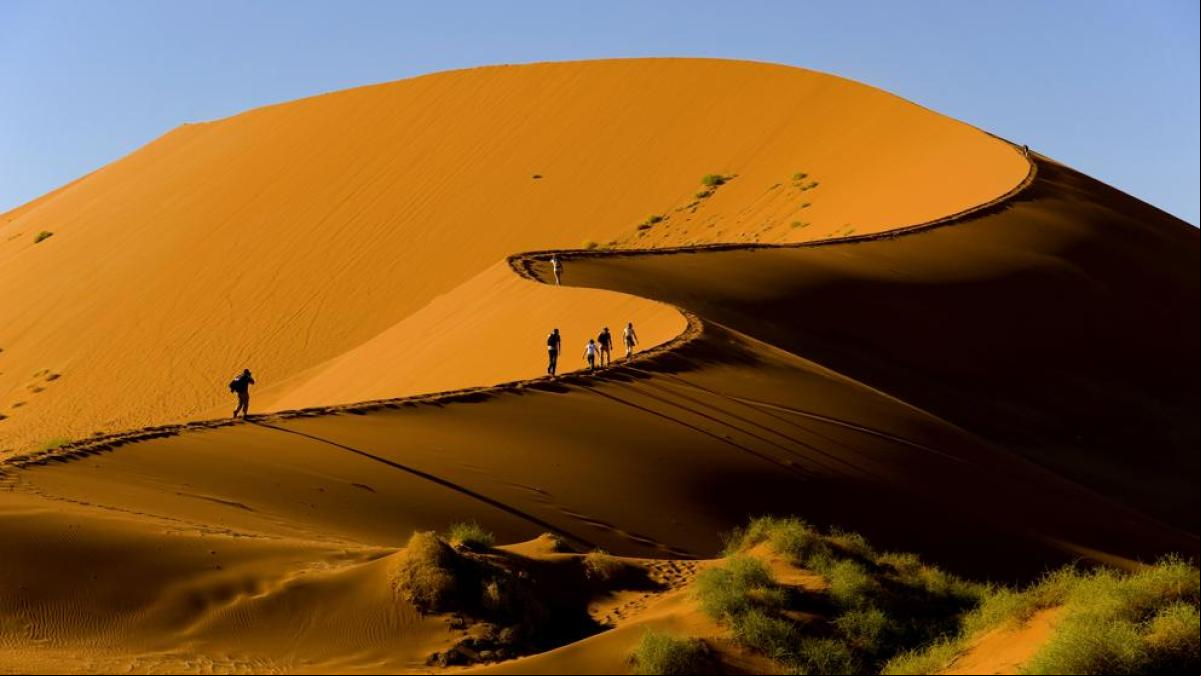 Tres turistas posan desnudos en la duna más famosa de Namibia y se convierten en escándalo nacional