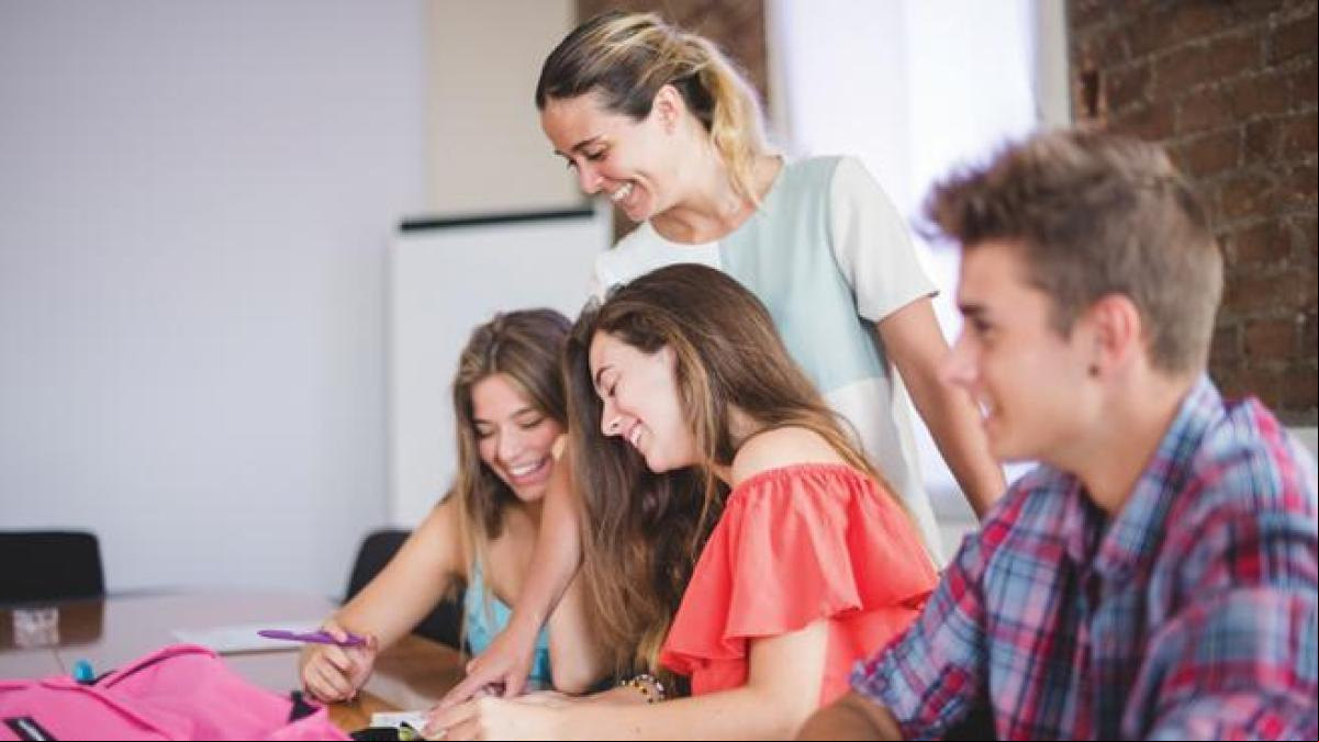 Extrovertidos vs. Introvertidos: el método ideal para aprender idiomas según tu tipo de personalidad