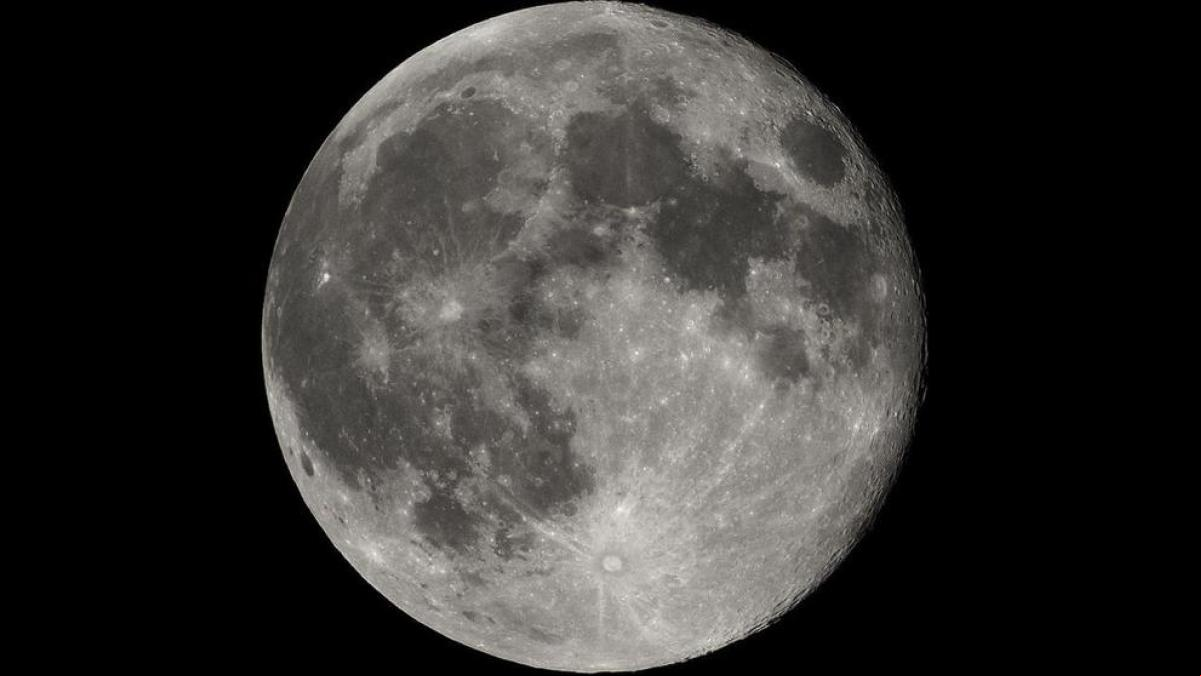 Un astro que acompaña a la Tierra en su órbita puede ser un trozo de luna