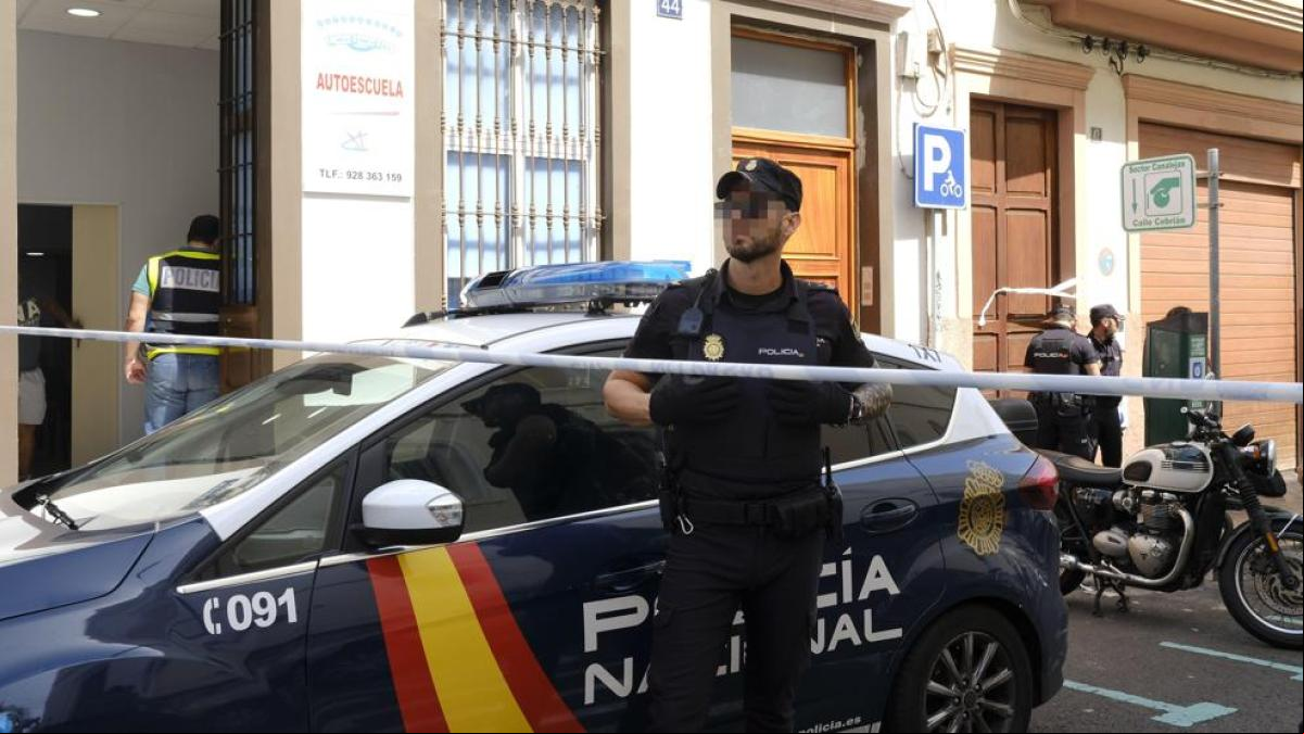 Una mujer intenta matar a su bebé y su pareja, acusado de violencia machista, tras una pelea con cuchillos