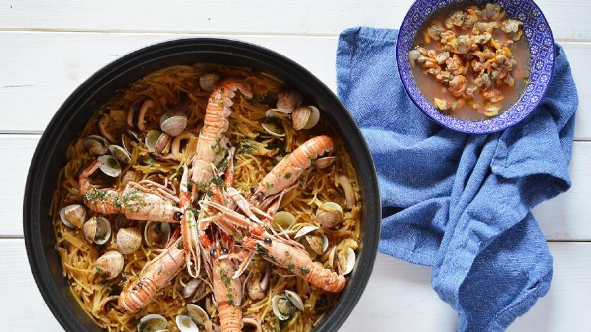 Fideuá con marisco, la receta tradicional valenciana