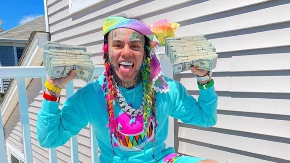 El rapero Tekashi 6ix9ine hace llover dólares desde un hotel de lujo de La Habana