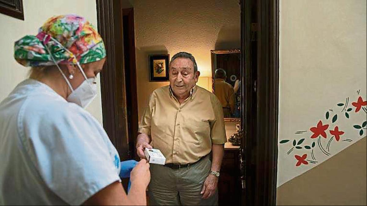 Salut quiere reforzar la atención en casa para mayores y crónicos para descargar a los hospitales