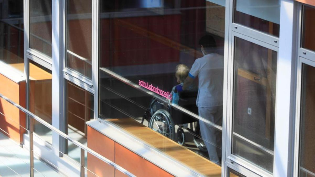 Familiares de mayores fallecidos en residencias a Ayuso durante la Covid: “¿Le gustaría morir así?”