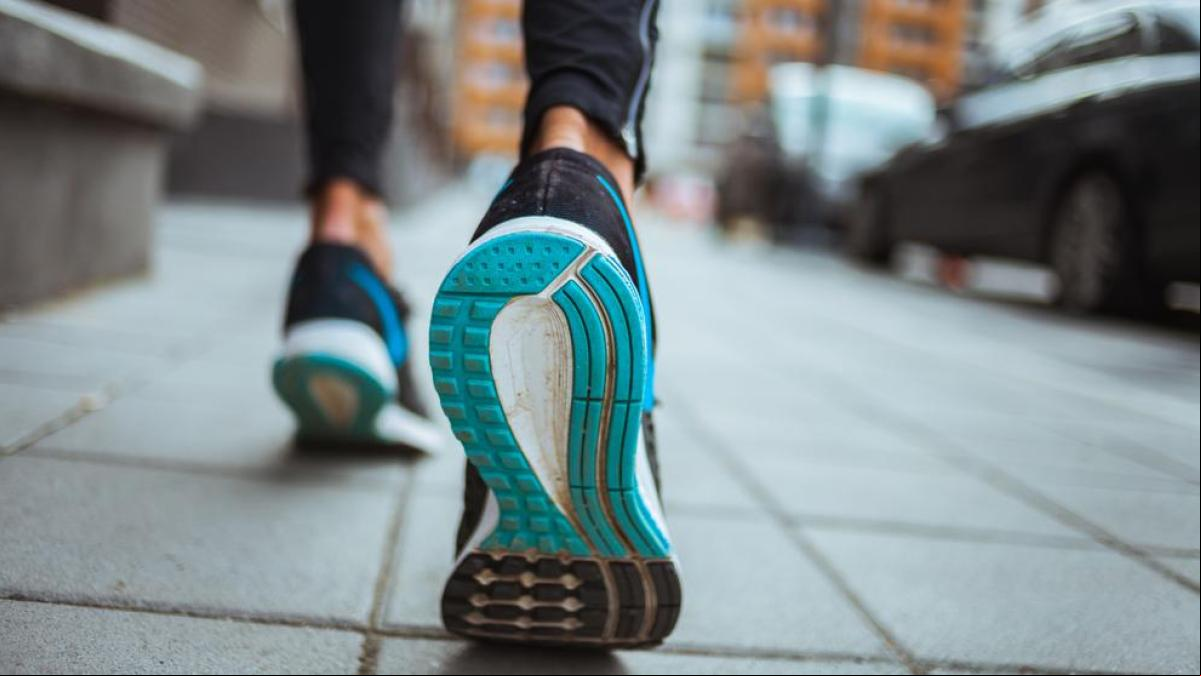 Las zapatillas más cómodas para andar en vacaciones: Adidas, Nike, Skechers, Asics y más