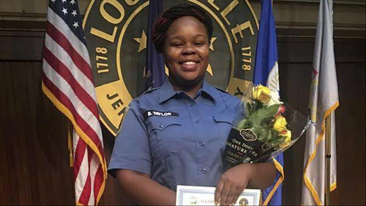 EE.UU. imputa a cuatro policías por la redada errónea en la que murió Breonna Taylor