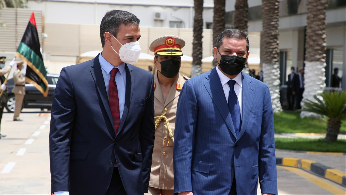 Sánchez aterriza en Trípoli dispuesto a convertir a España en “socio clave” en la reconstrucción de Libia