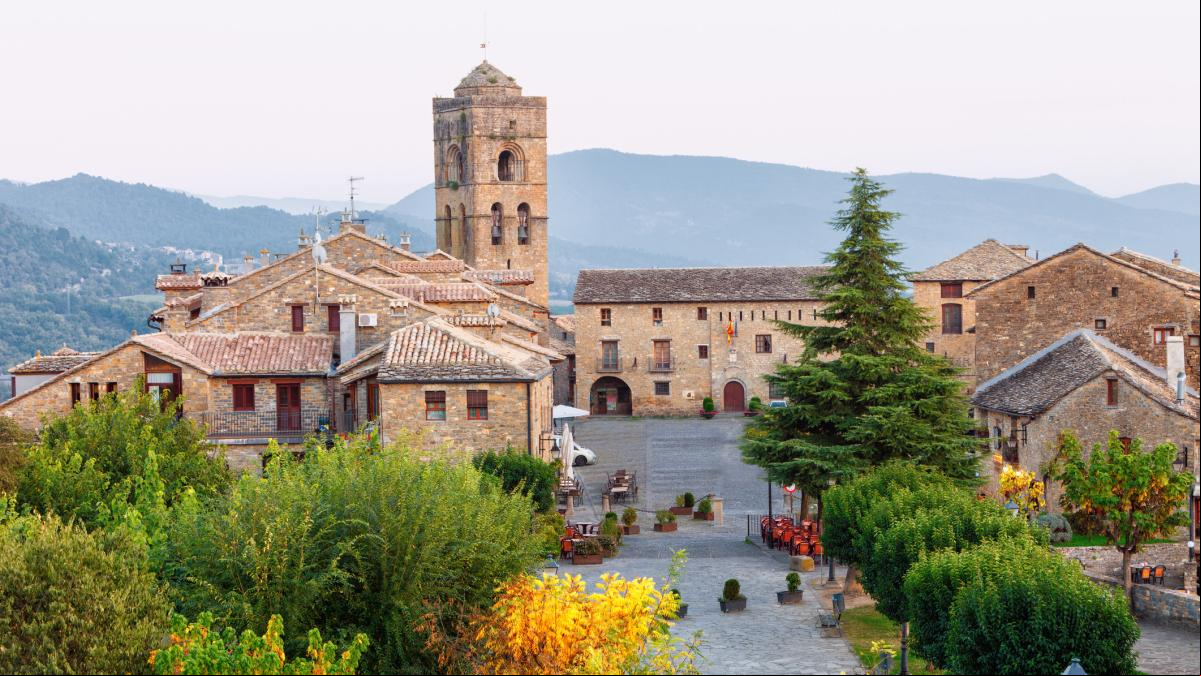 Un tren blanco y fachadas de piedra: el pueblo más bonito de España según National Geographic