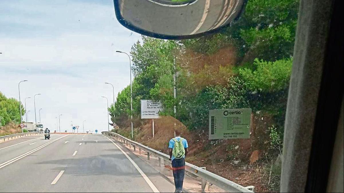 Conductores de patinete temerarios en la carretera