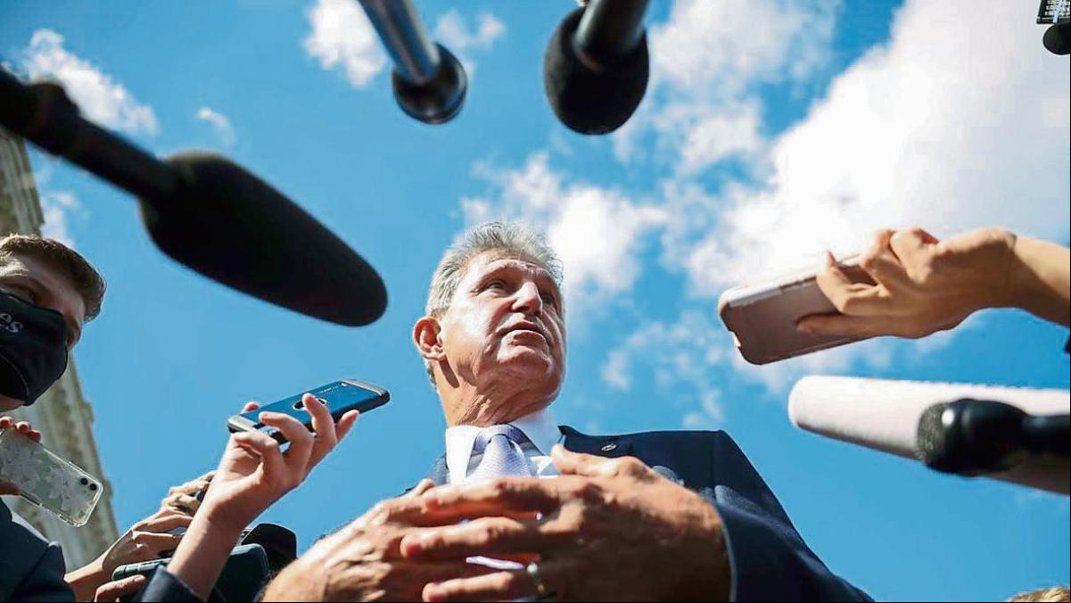 Los demócratas que entorpecen a Biden, bajo la lupa por sus intereses