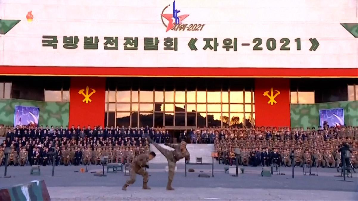 Kim Jong Un disfruta de una demostración de artes marciales extremas Kim Jong Un disfruta de una demostración de artes marciales extremas
