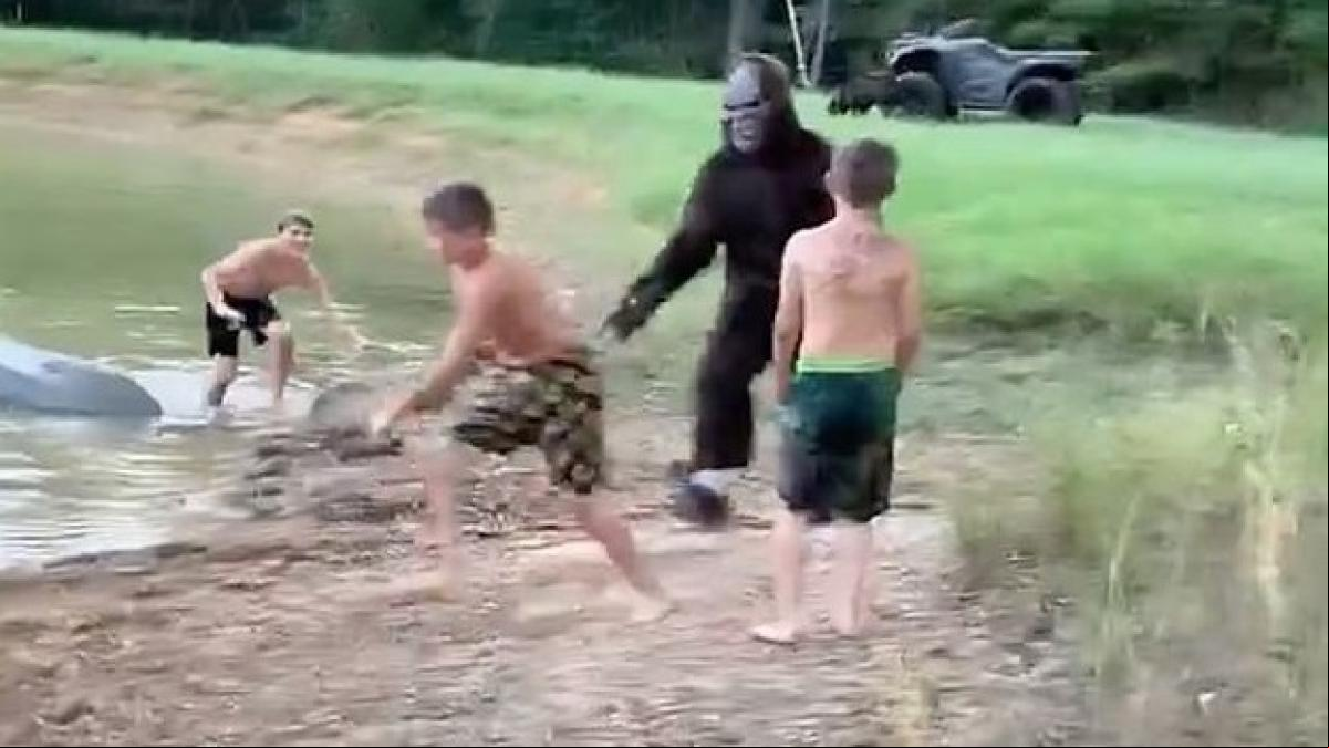 Unos niños que aseguran no creer en Bigfoot salen aterrorizados después de la broma de un padre