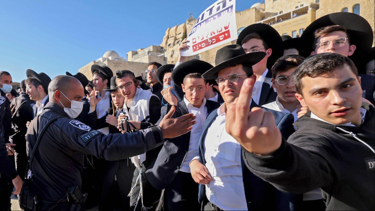 Choques entre la policía israelí y judíos ultraortodoxos en su primer día de reclutamiento