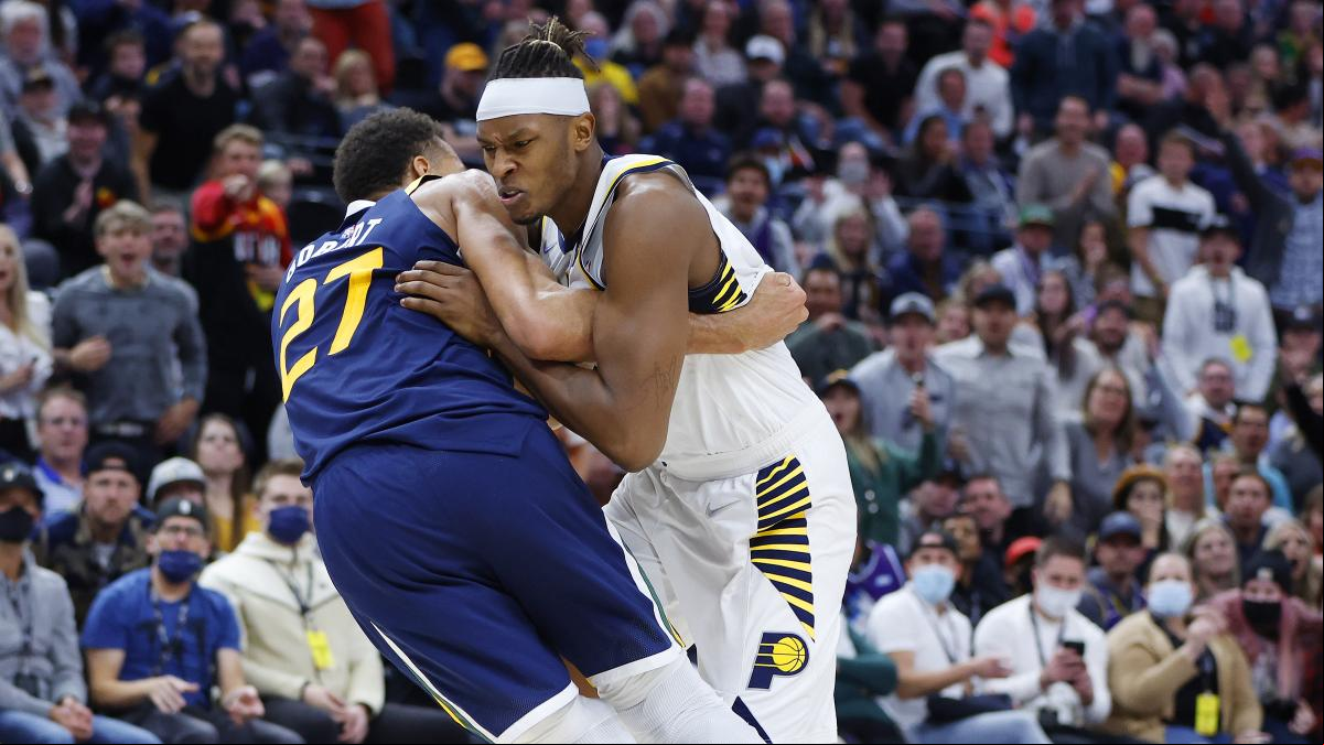 Pelea multitudinaria y cuatro expulsados en el partido entre los Jazz y los Pacers