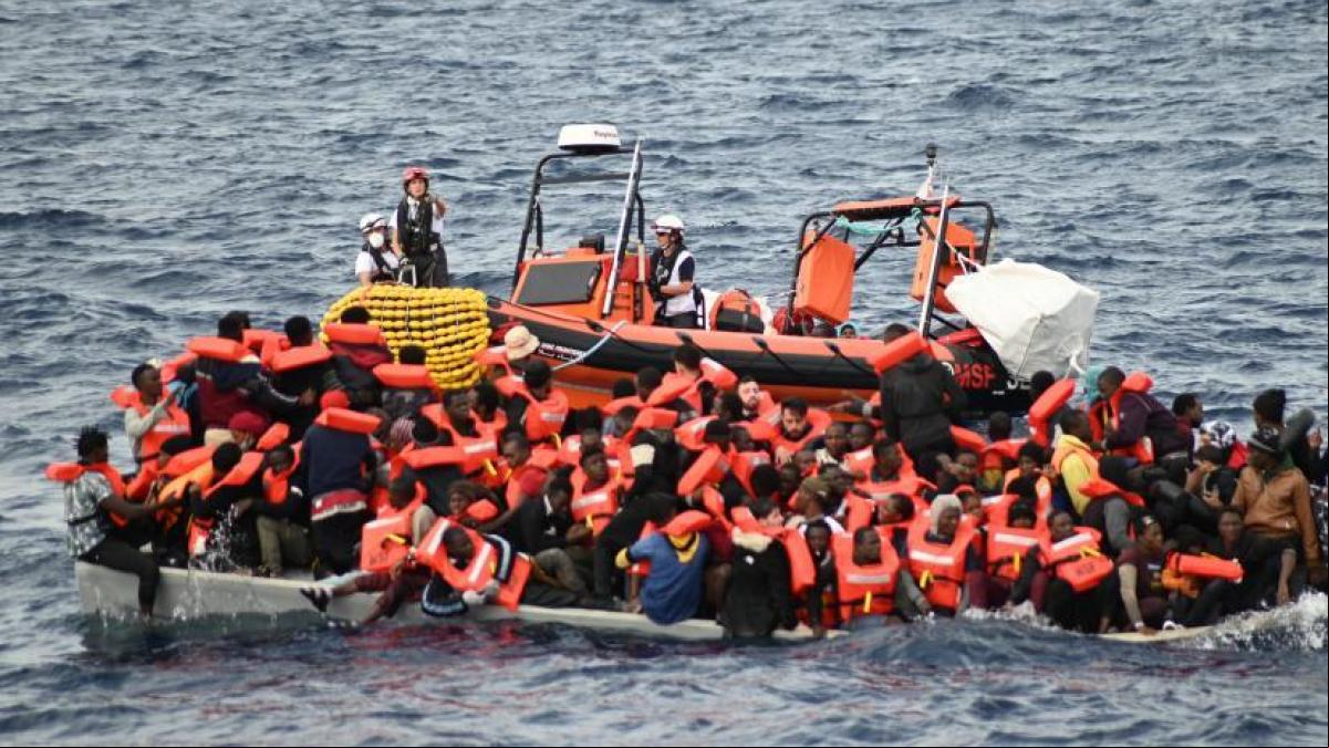 Un niño de un año cruza solo el Mediterráneo en una embarcación de 70 hombres
