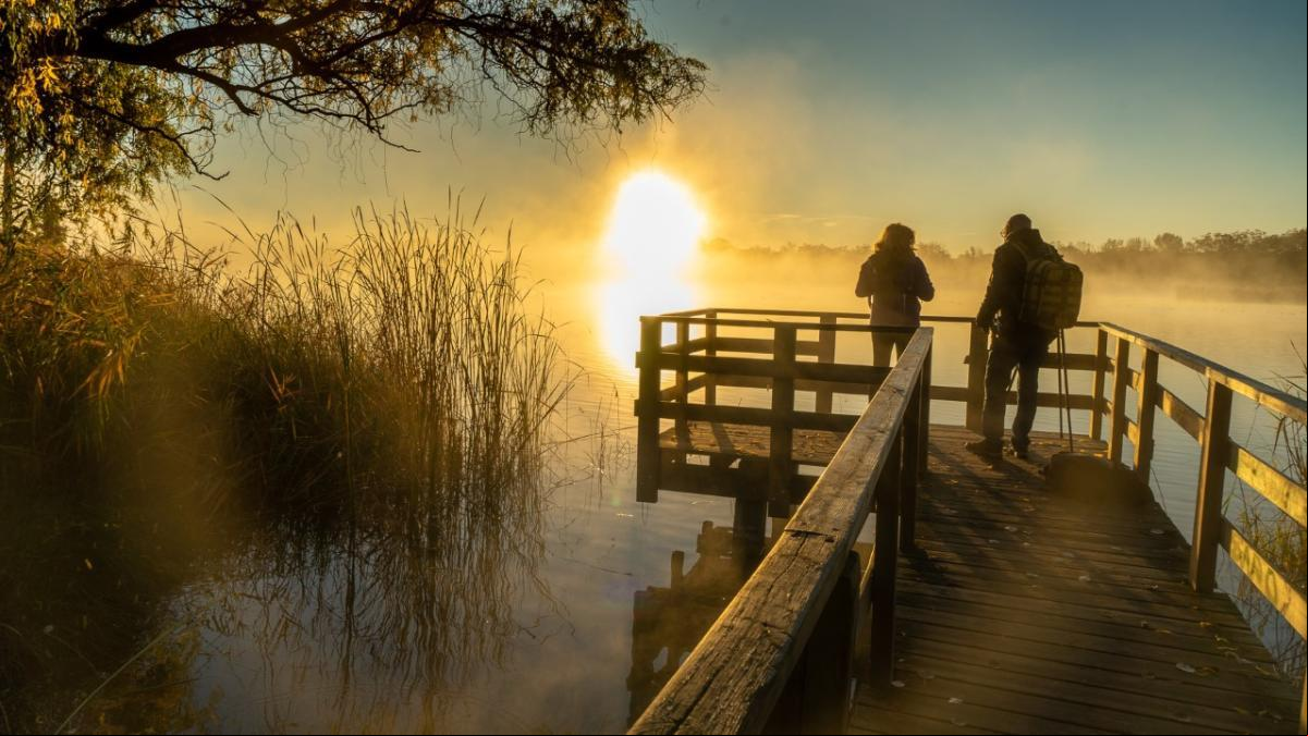 La fascinante luz matinal del lago de Banyoles