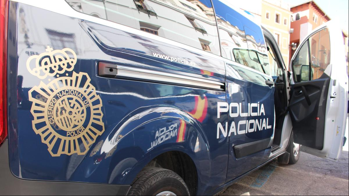 Detienen a tres jóvenes ultras en Gandía por intentar agredir a un indigente