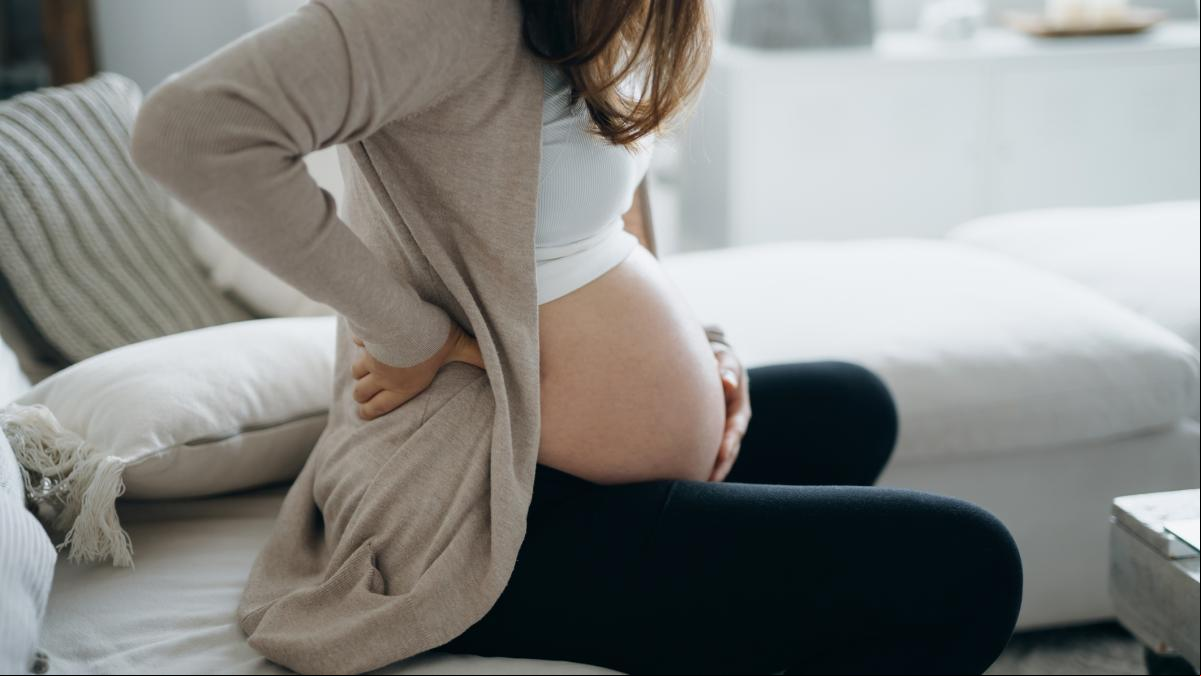 Un hombre se niega a que su mujer reciba la epidural en el parto y agota la paciencia de una anestesista