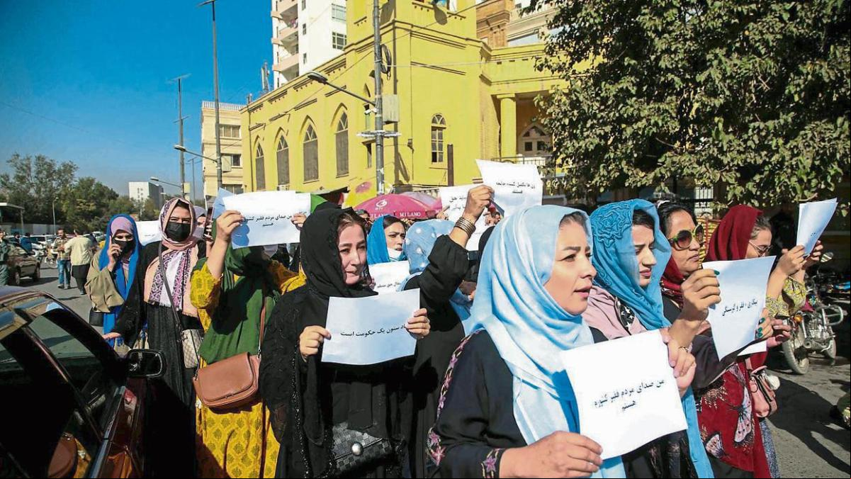 Redes espontáneas de mujeres ayudan a familias a salir de Afganistán