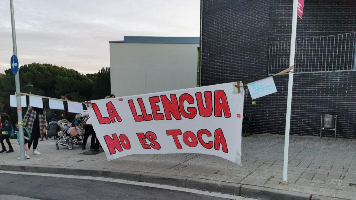 Los padres del colegio de Canet denuncian las declaraciones incendiarias de los políticos