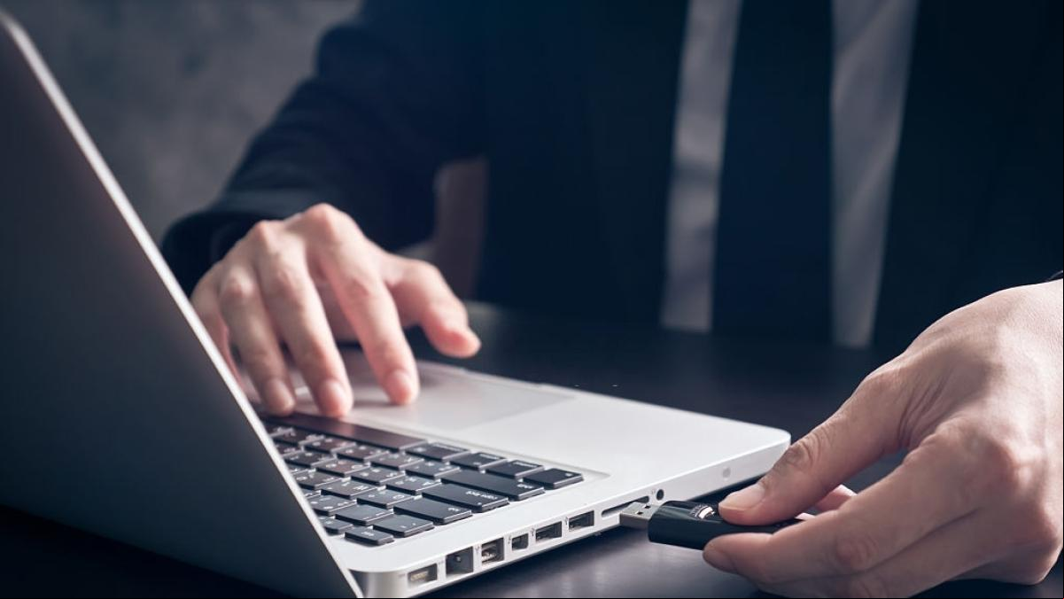 Un conocido grupo de hackers envía pendrives con malware a empresas de EEUU
