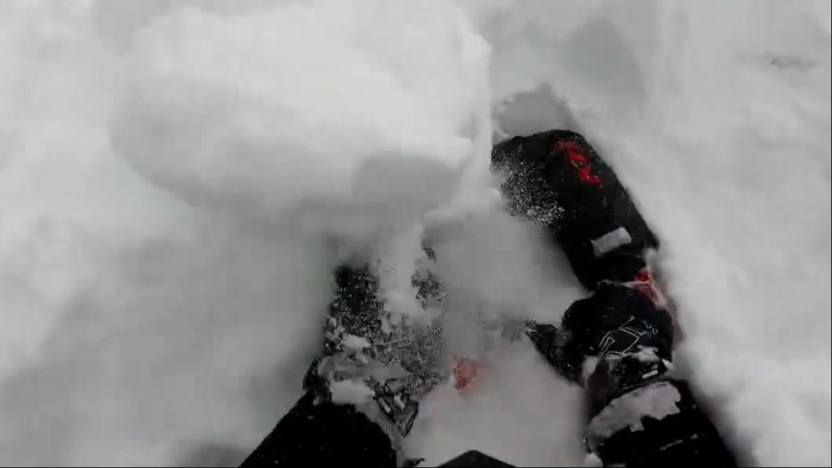 Rescate heroico en moto de nieve: a toda velocidad para salvar a su amigo atrapado bajo un alud