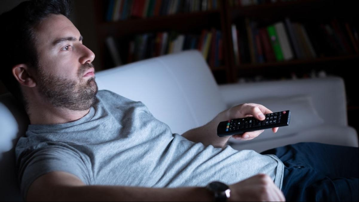 Un estudio relaciona los maratones de series con las posibles causas de la trombosis venosa
