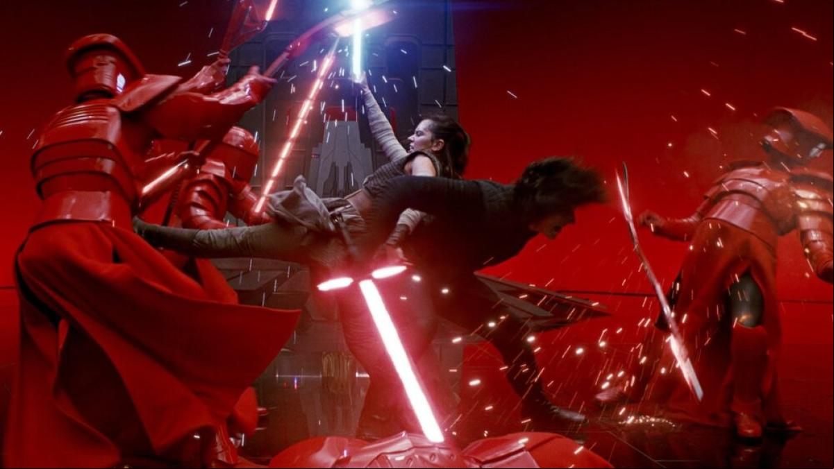 Una pareja de recién casados sorprende sustituye el baile nupcial por un combate con sables láser de Star Wars