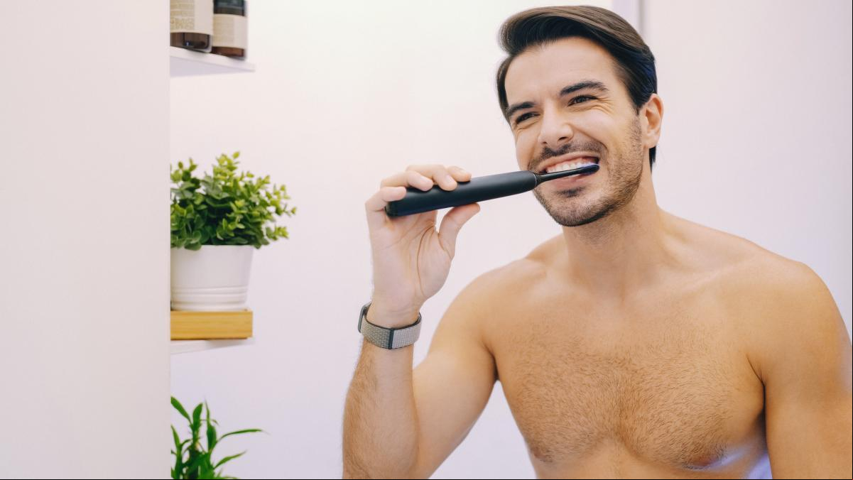 Expertos en sueño revelan por qué deberíamos dejar de cepillarnos los dientes antes de ir a dormir: “Es un error”