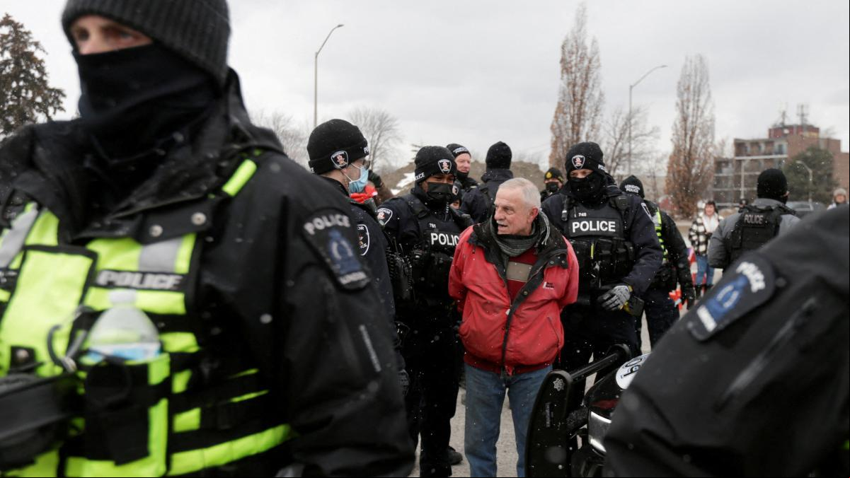 La policía desbloquea el puente estratégico entre Canadá y EE.UU. y detiene a manifestantes