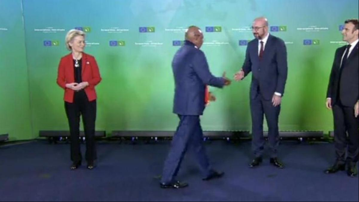 El ministro de Exteriores de Uganda niega el saludo a Von der Leyen