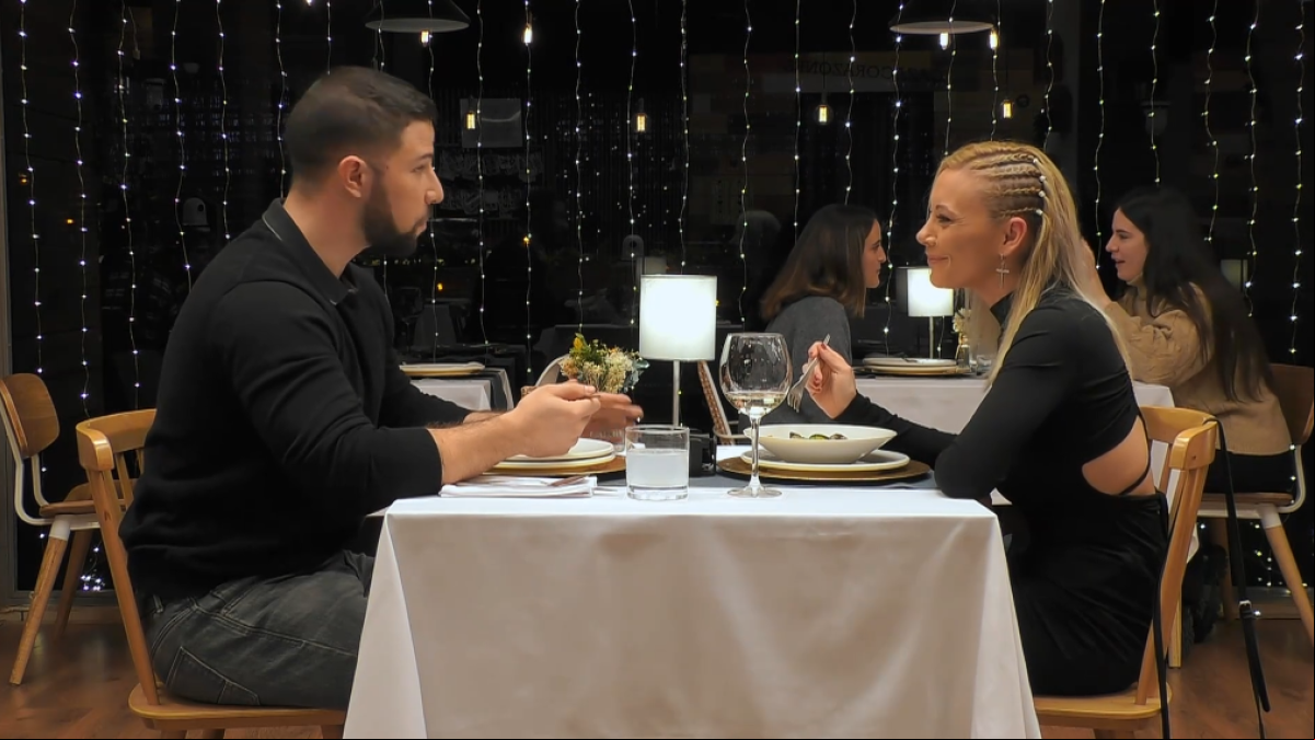 Mónica tiene una cita en First Dates con el doble de Mario Casas
