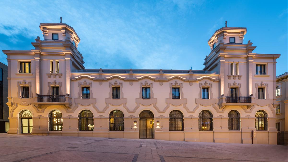 El lujo de dormir en un antiguo palacio de Correos en el centro de Logroño
