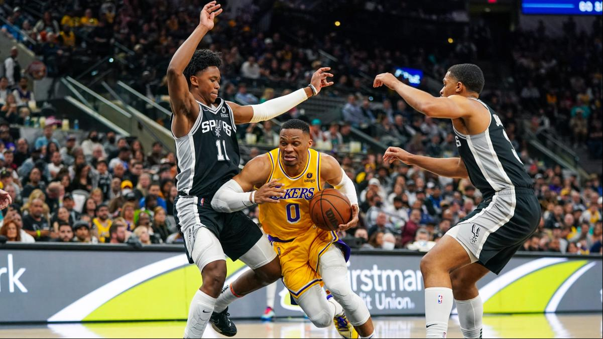 Los Spurs dejan a los Lakers al borde del abismo