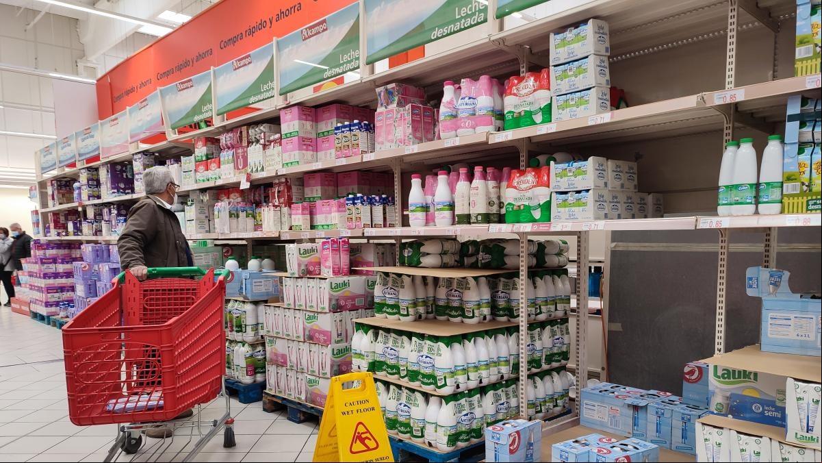 FACUA denuncia a ocho supermercados por vender la leche al mismo precio
