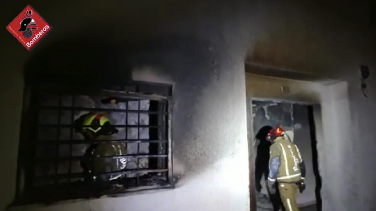Once heridos, uno grave, en el incendio de un edificio en Monforte del Cid (Alicante)