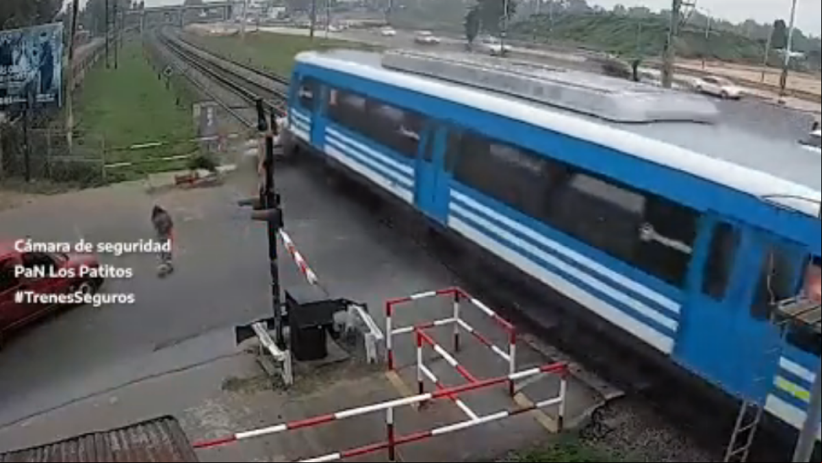 Un tren arrolla en Buenos Aires un coche atrapado en un paso nivel con una familia dentro