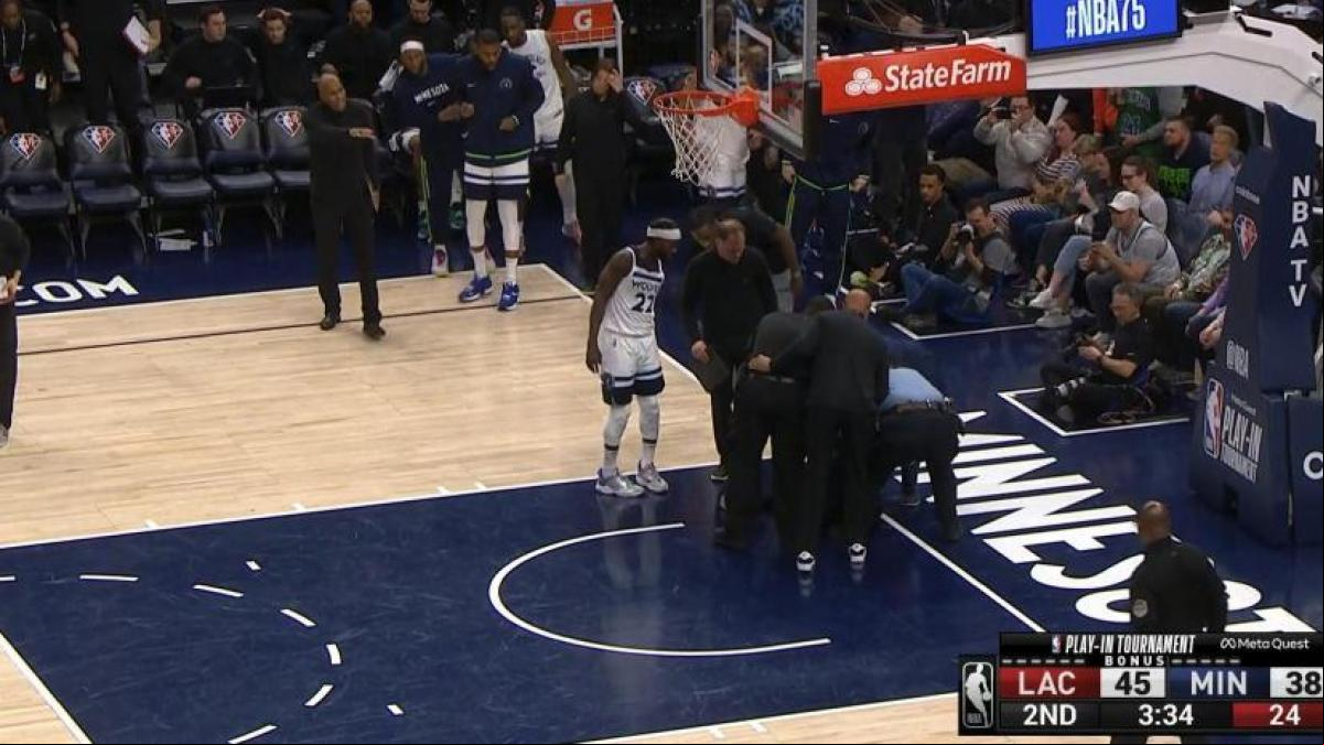 Inédita protesta animalista: una mujer pega su mano a la pista en un partido de la NBA