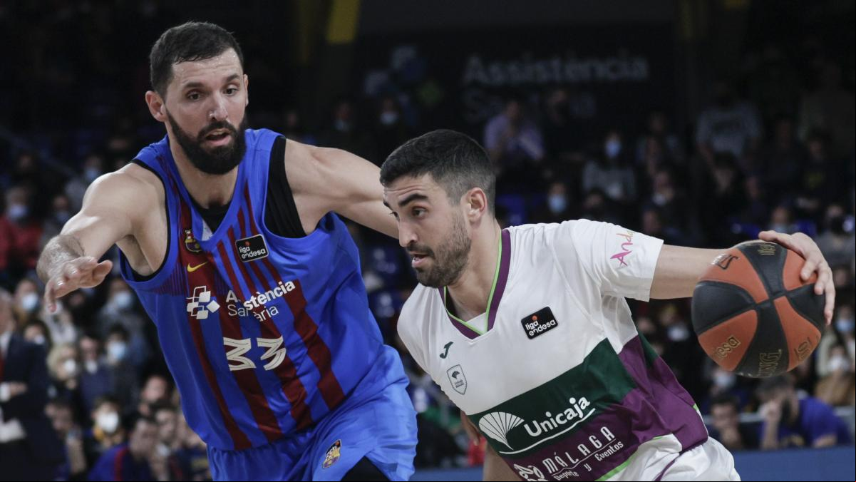 El Unicaja sorprende al Barça en el Palau