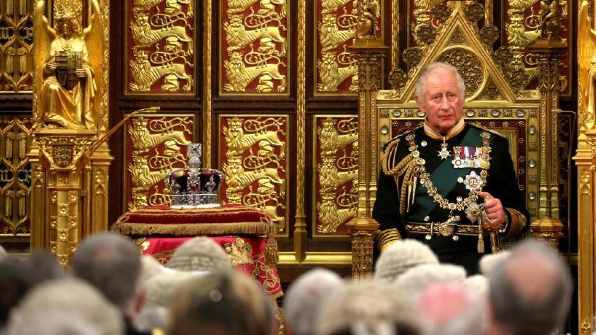 El príncipe Carlos sustituye a Isabel II por primera vez en un discurso clave