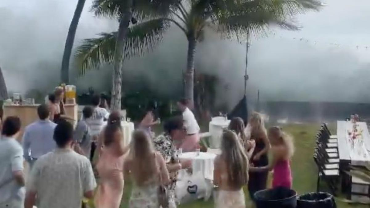 Unas olas gigantescas irrumpen en medio de una boda en Hawái y destruyen el barrio entero